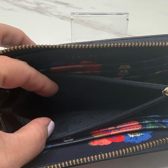 Tory Burch Navy Floral Zip-Around Wallet with Gold Logo - Picture 10 of 10